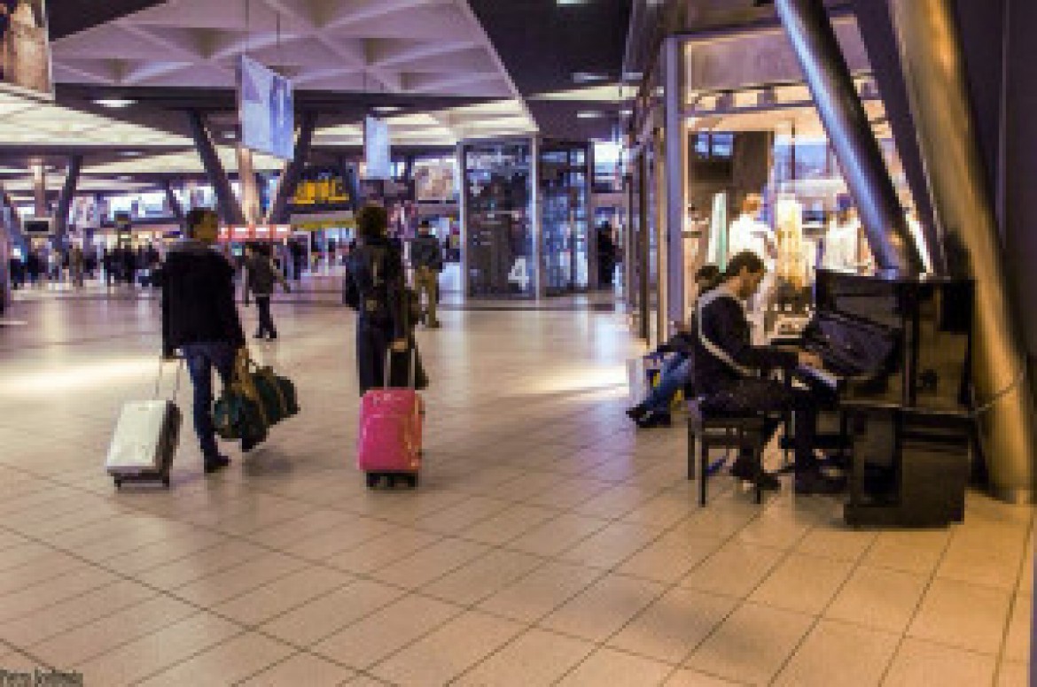 Stazione di Napoli, il pianoforte “di tutti” torna a suonare